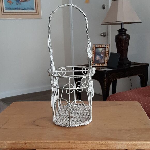 Vintage distressed metal basket - Picture 5 of 10